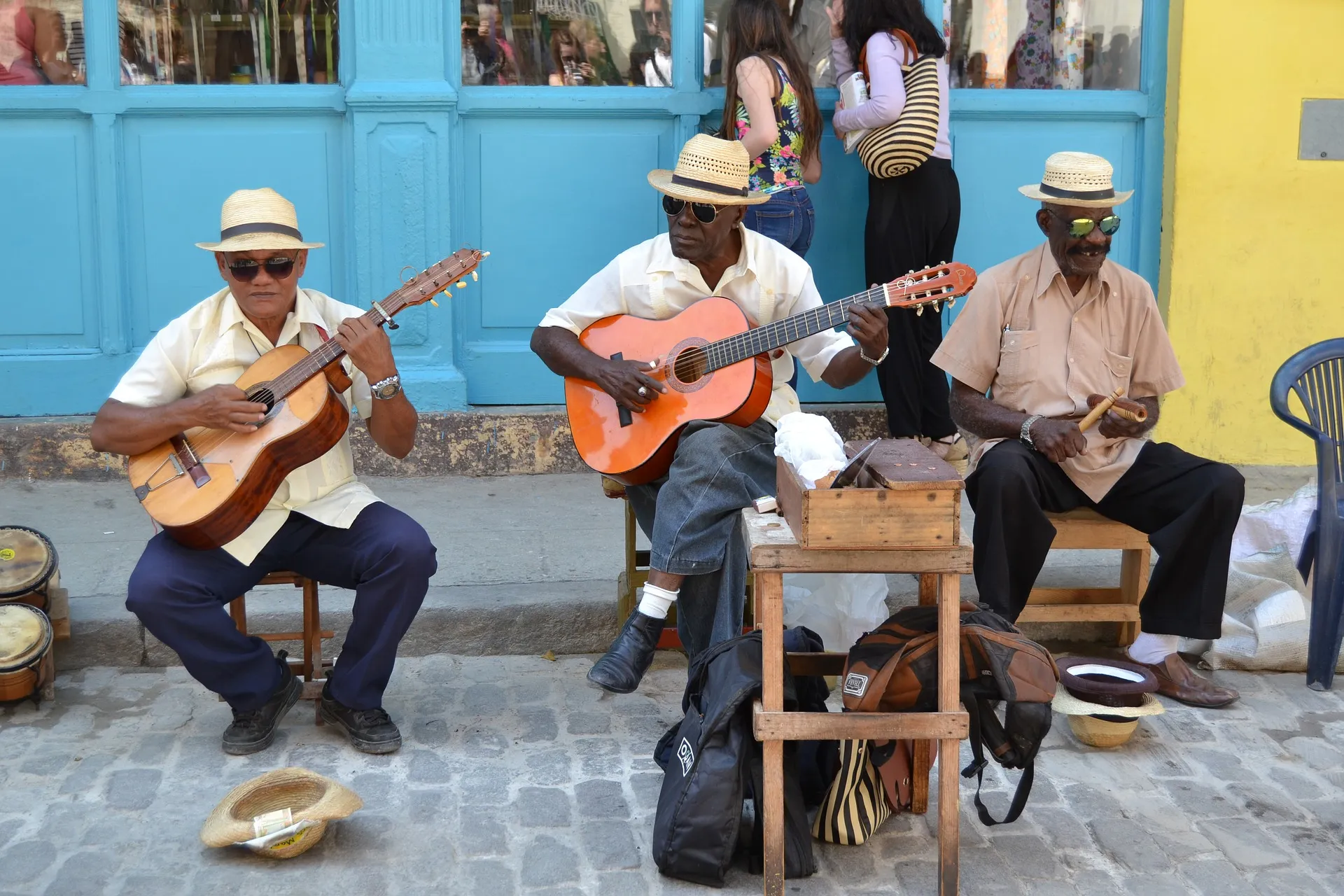 Trio de son cubain devant une devanture turquoise de La Havane