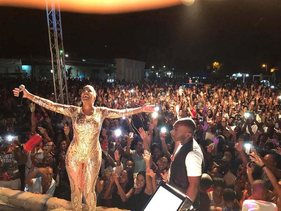 La chanteuse cubaine Haila Mompié, bras ouverts face au public