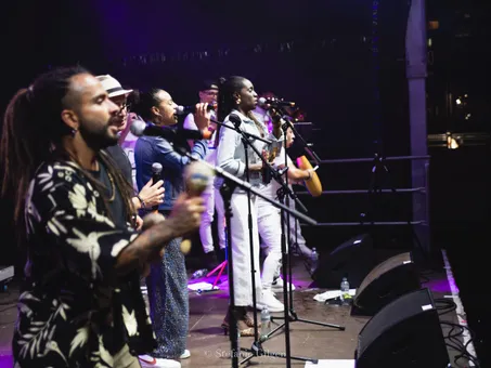 Les chanteuses de Nolosé au micro pendant le festival Caliente! de Zurich — © Stefanie Gilgen