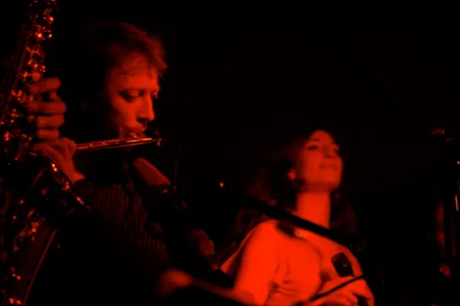 Flûte et chanteuse dans la lumière rouge du club Chorus de Lausanne
