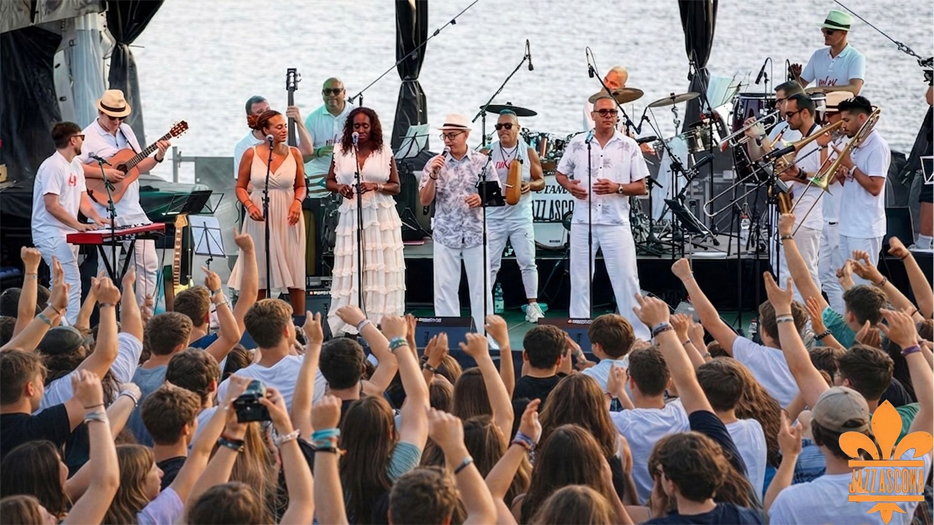 Le public en plein air devant Nolosé Salsa à JazzAscona 2025