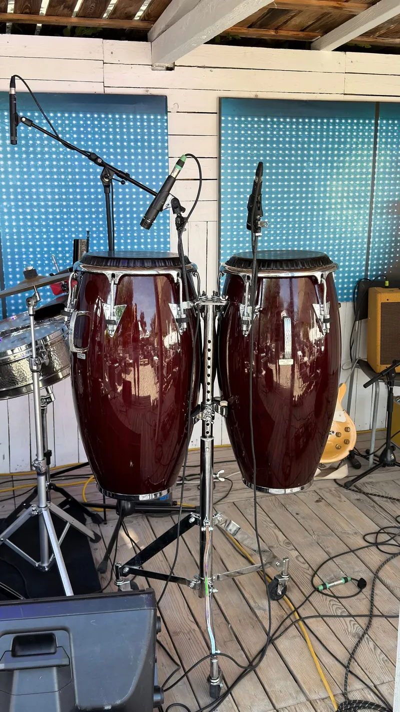 Les congas montées sur scène, micros en place, timbales en retrait