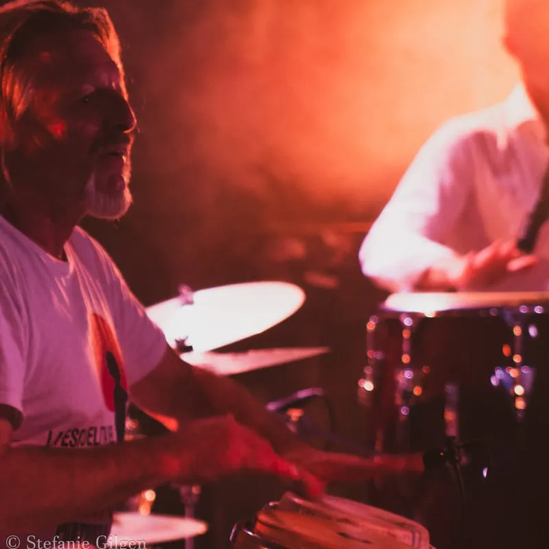 Conguero de Nolosé, les mains sur les congas — © Stefanie Gilgen