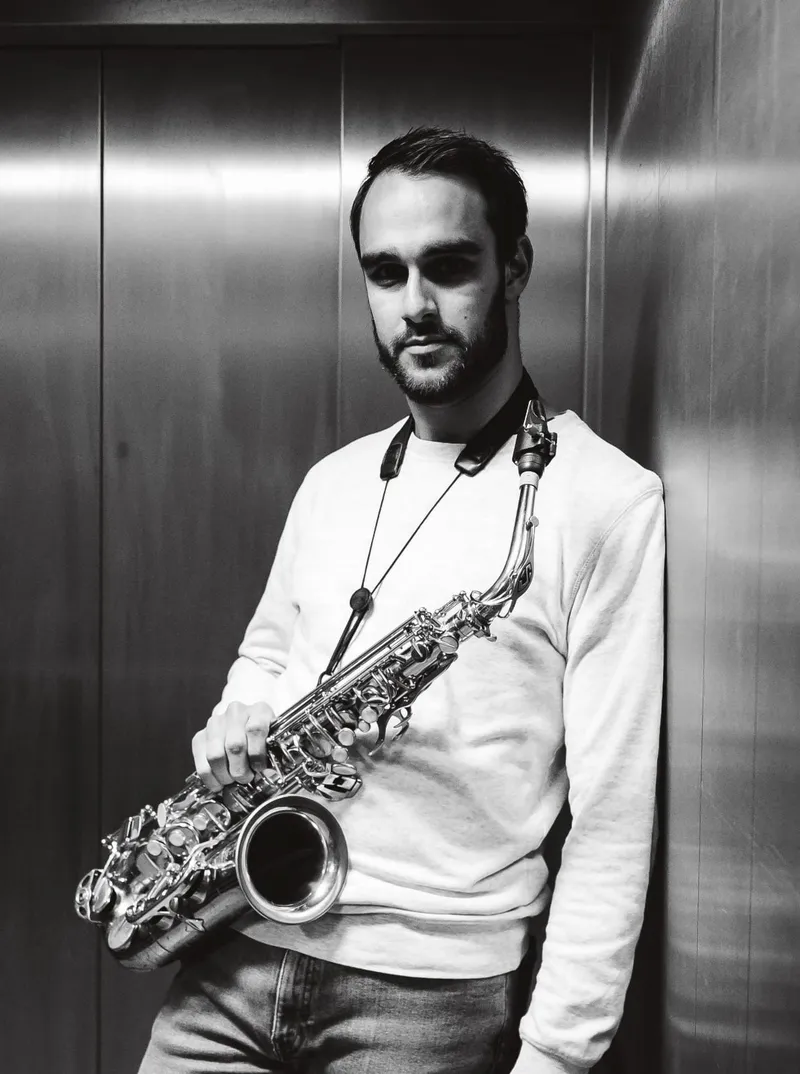 Saxophoniste de Nolosé et son instrument, portrait studio en noir et blanc